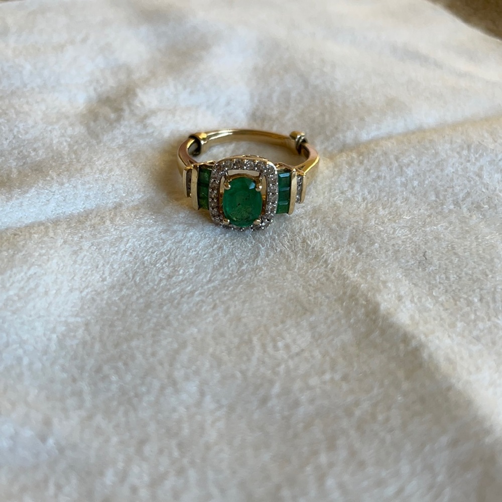 Yellow gold ring with emeralds